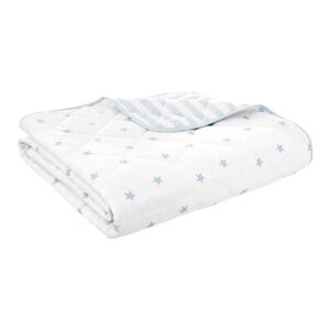 Biely/modrý bavlnený prešívaný detský pléd 135x190 cm Mini Star & Stripes – Bianca